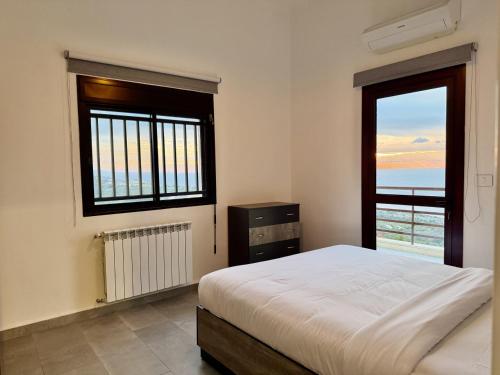 una camera da letto con un letto grande e una finestra di Pearl a Al Ḩulwah