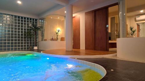 a large swimming pool in a bathroom at Wanderlust HAUS in Ko Larn