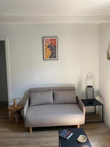 a living room with a couch and a table at Charmant T2 cosy à Mazamet in Mazamet