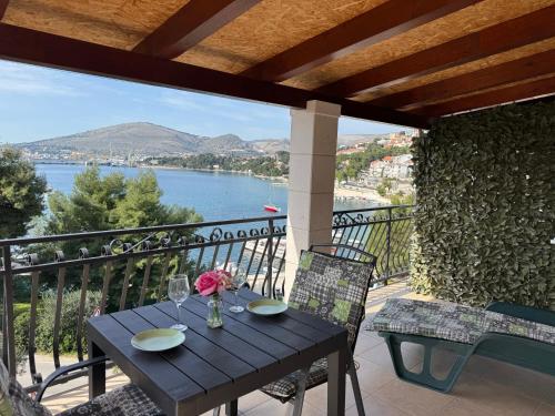 Apartments Villa Mirella 20 m from the sea - free parking