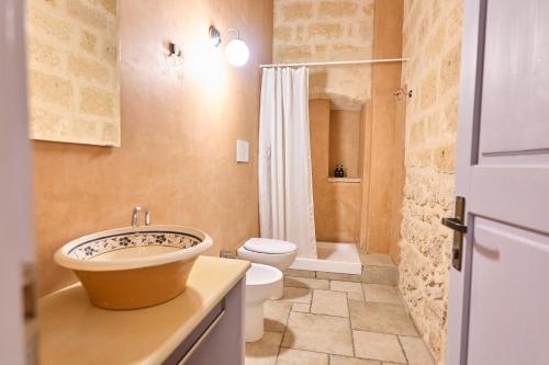 a bathroom with a sink and a toilet at Bed & Breakfast Casa Lopez in Barletta