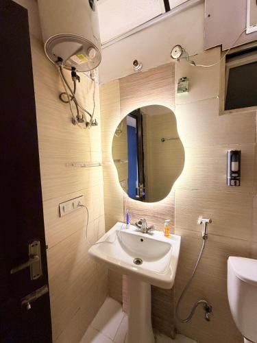 a bathroom with a sink and a mirror at La vida in Nalmatha