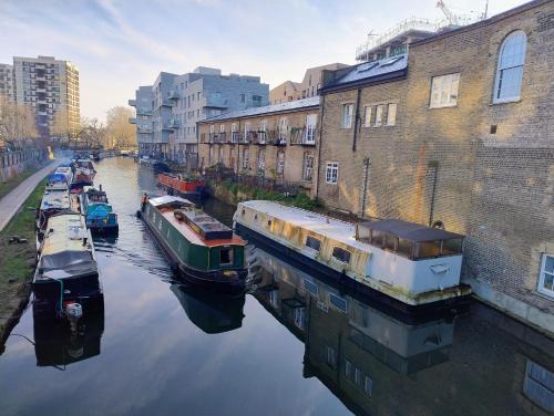 a group of boats parked in a canal next to buildings at Fantastic location private Deluxe Ensuite bathroom Shoreditch Hoxton spitalfields Liverpool st London Bridge city 2 Rooms luxury Doubles for 5 guests in London