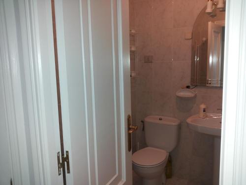 ポルトシンにあるApartamento Portosínのバスルーム(トイレ、洗面台付)