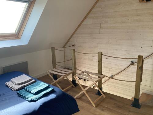a room with a bed and a hammock in a attic at Portec la mer et le sentier côtier à pied in Moëlan-sur-Mer
