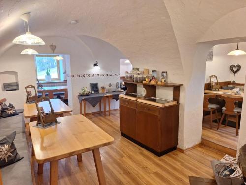 a room with a kitchen and a dining room at Gästehaus Heißenlehen in Ramsau