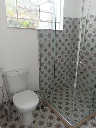 a bathroom with a toilet and a shower at Sítio Canto das Águas in Petrópolis