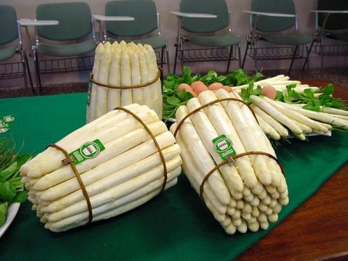 two baskets of corn and vegetables on a table at Hotel Ristorante Al Bassanello in Bassano del Grappa