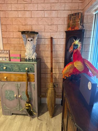 a room with a bird on top of a dresser at Potters Hideout- 2 Bedroom 2 Bathroom Apartment in Watford