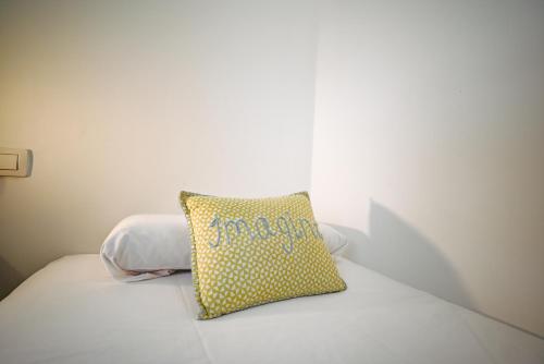 a white bed with a yellow pillow on it at A un paso de Grandvalira I Refugio Amplio y Sereno I Solanelles in Soldeu