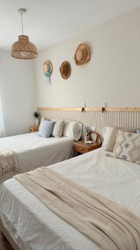 two beds sitting next to each other in a bedroom at A beira do Mar in Bueu