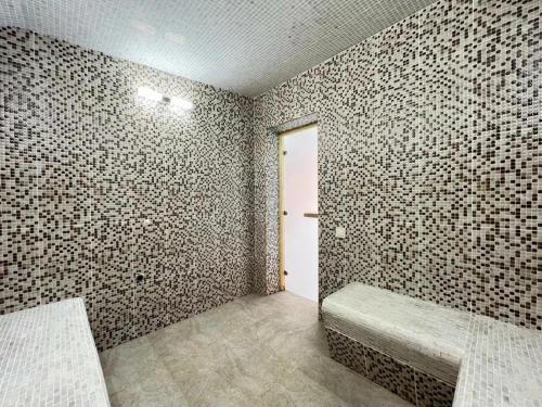 a room with a brick wall with a bench in it at Home Comfort in Kotaykʼ