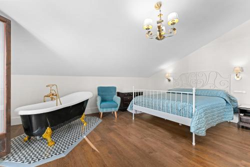 a bedroom with a bed and a bath tub and a bed istg at Villa Atajate Secret by SuperHosts in Atajate