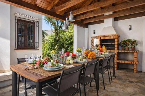 VILLA DE LA QUILLA- Private swimming pool next to the beach