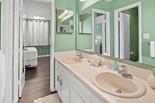 a bathroom with two sinks and a large mirror at Emerald Breeze in Destin