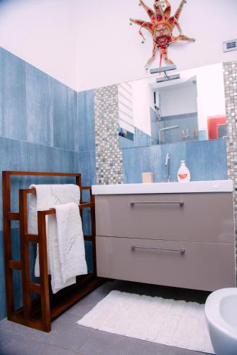 a bathroom with a sink and a mirror at Sella Villa-Transit Airport in Seeduwa