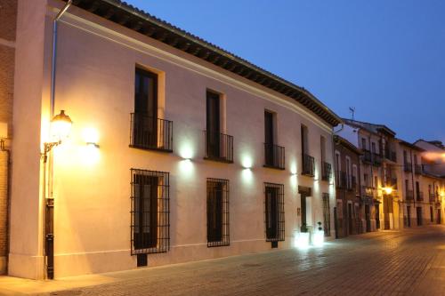 an empty street in a city at night at Evenia Alcalá Boutique Hotel in Alcalá de Henares