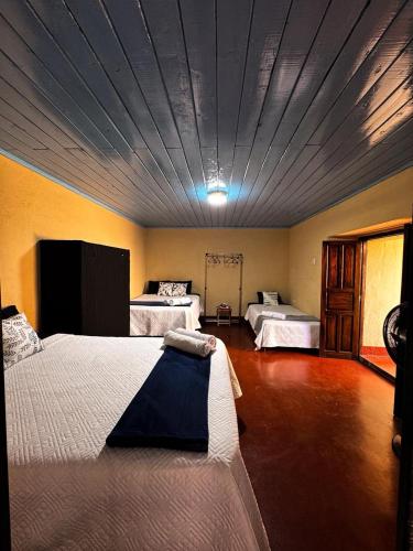 Casa Luna, 12-mins Walk from Arch of Santa Catarina