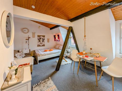A bed or beds in a room at Goethes Haus