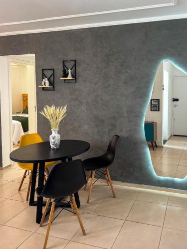 a dining room with a table and chairs at Apê 302 prox ao SESC in Franca