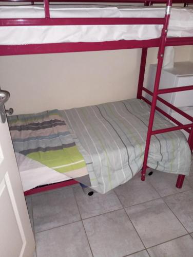 a bunk bed in a room with a bunk bed gmaxwell gmaxwell gmaxwell gmaxwell at Chez Caro in Chaveignes