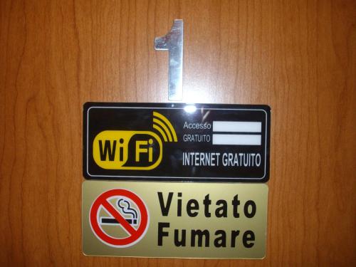 a sign on a wooden door with a no parking sign at B&B Villa San Leonardo in Mascali