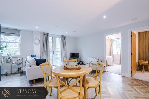 a dining room and living room with a table and chairs at Rock Mill - Superior 2-Bedroom Apartment in Stony Middleton