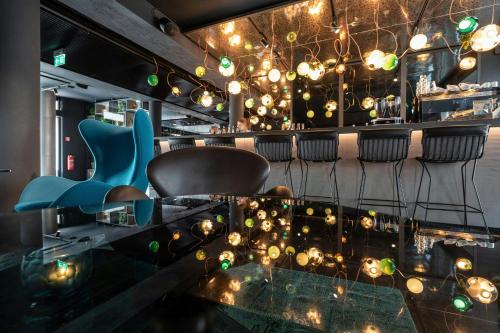 a bar with chairs and a table with lights at Motel One Berlin-Mitte in Berlin