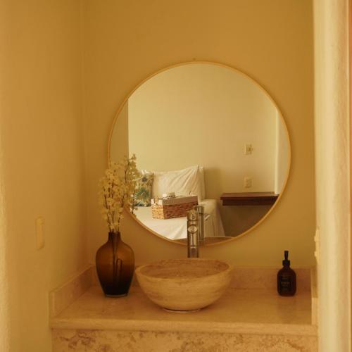 a bathroom with a sink and a mirror at Hotel Estrella de Mar in Zipolite
