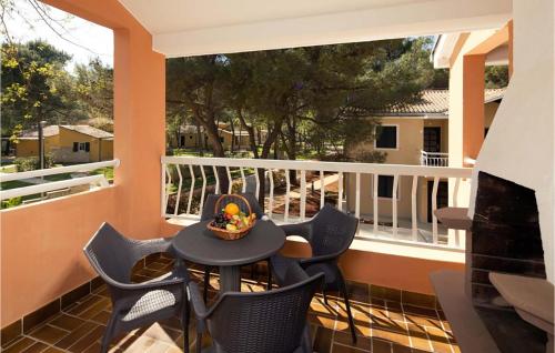 2 Bedroom Stunning Apartment In Umag
