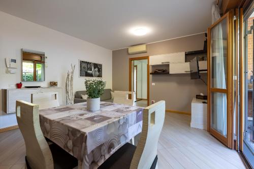 a dining room with a table and chairs at HOUSE GARDEN MILANO -Pet Friendly, Giardino Chiuso in Trezzano sul Naviglio