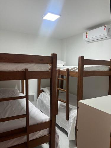 a room with two bunk beds in a room at Carnaval 2026 in Tamandaré