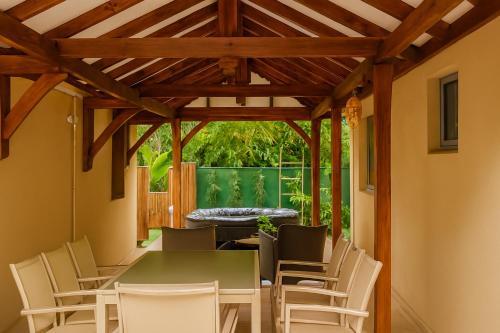 a dining room with a table and chairs at Appartements Des Roses in Le Lamentin