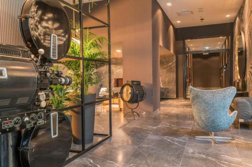 a room with a camera and a chair at Motel One Berlin-Upper West in Berlin
