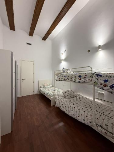 two bunk beds in a room with wooden floors at La COlectiva HOME in Xàtiva