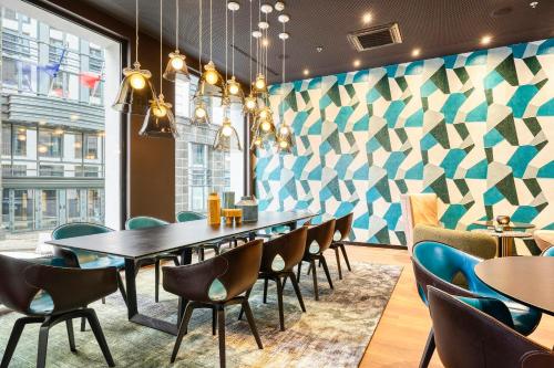 a dining room with a table and chairs at Motel One Brussels in Brussels