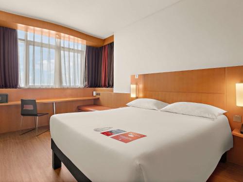 Llit o llits en una habitació de Ibis Abu Dhabi Gate