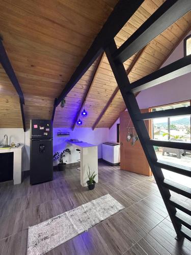 duży pokój z drewnianym sufitem i kuchnią w obiekcie Lovely tiny studio w mieście Jarabacoa