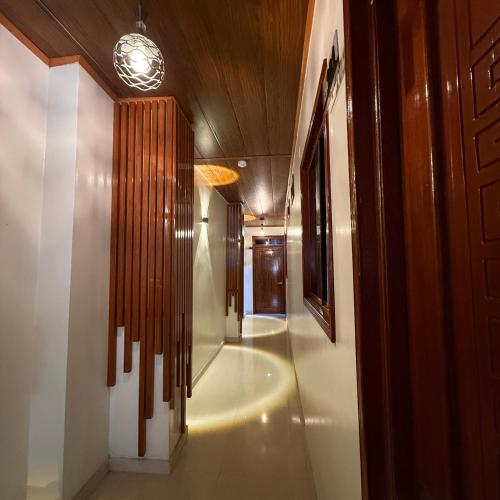 a hallway with a room with a hallway at Hotel Yagua Iquitos in Iquitos
