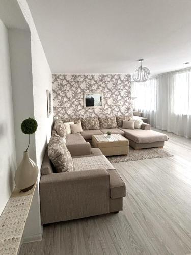 ein Wohnzimmer mit Sofa und Tisch in der Unterkunft Järveküla in Kohtla-Järve