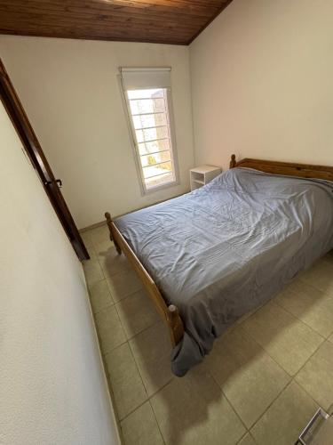 a bedroom with a bed and a window at Casa de 2 dormitorios, zona parque in Necochea