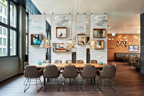 a dining room with a table and chairs at Motel One Zürich in Zurich
