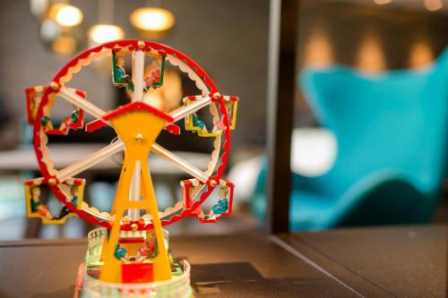 a toy ferris wheel sitting on top of a table at Motel One München-Westend in Munich