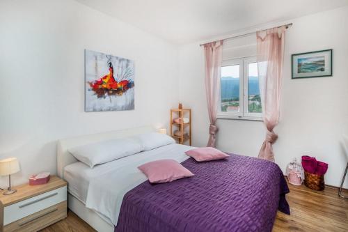 Apartments with parking space Novi Vinodolski - 25152