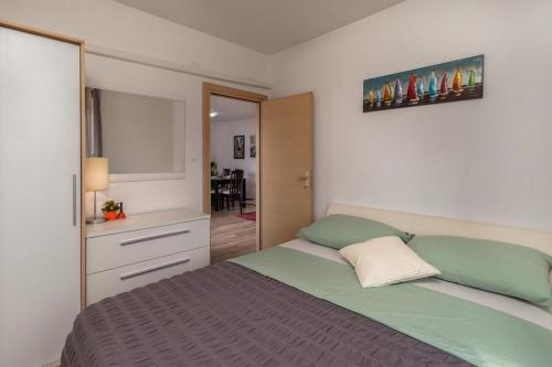 Apartments with parking space Novi Vinodolski - 25152