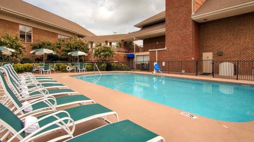 モリスタウンにあるBest Western Plus Morristown Conference Centerのラウンジチェア付きのスイミングプール、