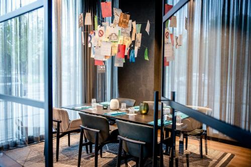 a dining room with a table and chairs at Motel One Karlsruhe in Karlsruhe