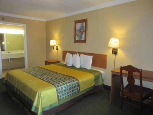 Voodi või voodid majutusasutuse The Crossroads Hotel and Suites Irving toas