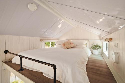 ein Schlafzimmer mit einem großen Bett in einem Haus in der Unterkunft The Perch by Tiny Away in Korweinguboora