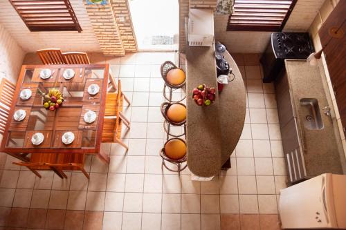 an overhead view of a kitchen with a table and fruit at Casa triplex Lagoinha in Lagoinha